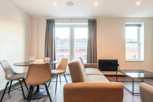 O zonă de relaxare la Smart 2 Bed Apartment with Parking in Central Hull