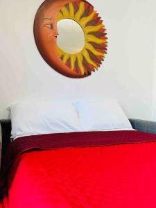 un espejo colgado en una pared junto a una cama en Infinity room, en Cerreto Alto