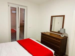 1 dormitorio con 1 cama con tocador y espejo en Infinity room, en Cerreto Alto