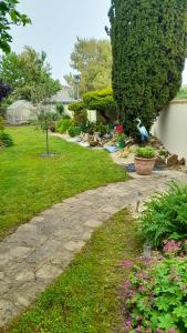 ChampcueilにあるMaison accueillante avec jardin à Champcueilの石道に鳥が座る庭