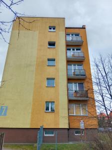 wysoki budynek z oknami w obiekcie Mieszkanie Turkus w Gnieźnie w Gnieźnie