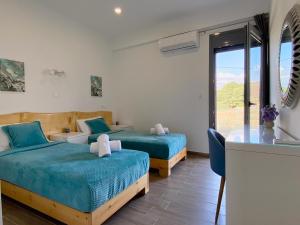 pokój hotelowy z dwoma łóżkami i oknem w obiekcie Ammos Kalamaki - for holidays at the beach w mieście Kalamaki +20 zdjęć