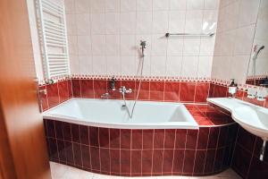 Koupelna v ubytování Hotel Grand