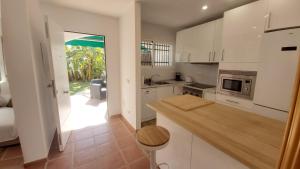 een keuken met witte kasten en een aanrechtblad bij Del Parque Flats Picasso Townhouse in Marbella