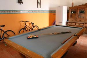 a pool table in a room with two bikes at Ronda Nomads in Benaoján