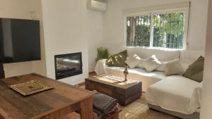 sala de estar con sofá blanco y mesa en Del Parque Flats Picasso Townhouse, en Marbella