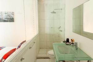 uma casa de banho com um lavatório verde e um WC em Les Jardins de Rio Boutique Hotel no Rio de Janeiro