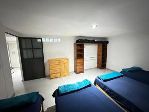 um quarto com duas camas e uma cómoda em Suite#10 Cerca de Auto. Mex-Qro. em Cuautitlán Izcalli