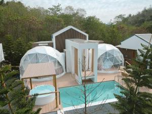 Ban Thung SawangにあるThe X10 Nordic Tent and Glamping Pool Villa Khaoyai เขาใหญ่ - SHA Certifiedの三つのドームの空中を望む