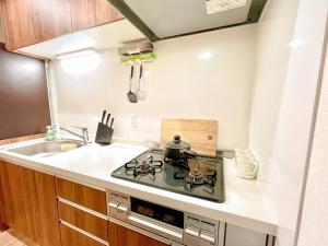 東京にあるEast Ikebukuro 2 Double Beds Apartment / Sunshine Cityの小さなキッチン(コンロ、シンク付)