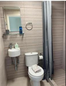 A bathroom at Sea Studio
