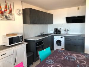 Η κουζίνα ή μικρή κουζίνα στο Appartement Front de mer