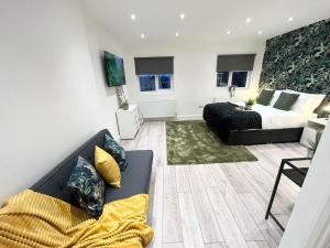 uma sala de estar com uma cama e um sofá em Beautiful High-Spec City Centre Flat - Next to Tube & Balcony em Londres