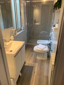 Et badeværelse på ROMA - Loft Campo de' Fiori - Appartamento Campo de' Fiori - LE CUGINE + 36 billeder