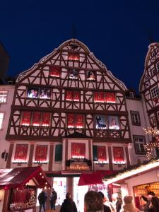 un gran edificio con luces de Navidad en él en Fewo-Bernkastel-Kues, en Bernkastel-Kues