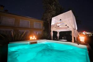 una piscina di fronte a un edificio di notte di Tra gli Alberi e il Mare a Sirolo