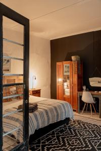a bedroom with a bunk bed and a desk at Hartland Huis in Graaff-Reinet