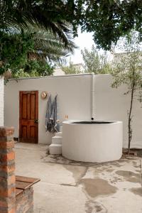 a courtyard with a tub in front of a building at Hartland Huis in Graaff-Reinet