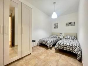 Zimmer mit 2 Betten und Flur mit Tür in der Unterkunft Öspede Sisarga Chica Malpica de Bergantiños-Costa da Morte in Malpica