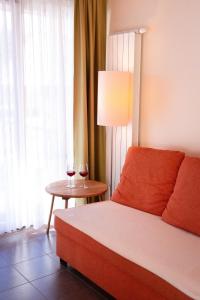 una camera con letto e tavolo con un bicchiere di vino di Apartma Bazilika a Topolšica