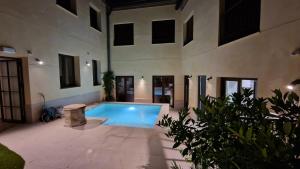 a swimming pool in the courtyard of a building at Dama Apartamentos Turísticos Toledo in Toledo