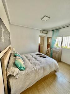 um quarto com uma cama grande num quarto em Villa Calma em Ciudad Quesada
