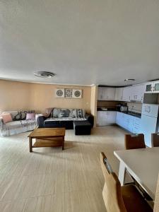 ein Wohnzimmer mit einem Sofa und einem Tisch in der Unterkunft Villa Calma in Ciudad Quesada