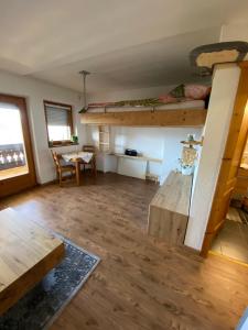 uma sala de estar com beliches e uma mesa em Bergblick em Edlbach
