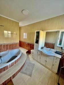 un ampio bagno con due lavandini e una grande vasca di Villa Calma a Ciudad Quesada