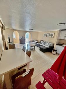 ein Wohnzimmer mit einem Tisch und einem Sofa in der Unterkunft Villa Calma in Ciudad Quesada