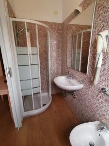bagno con doccia, lavandino e specchio di HOTEL VILLA SANTANNA a Rimini