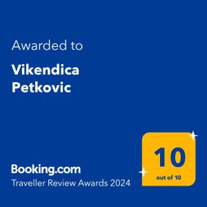 een geel vierkant met de tekst toegekend aan Viktorica pelhovhov bij Vikendica Petkovic in Crvica