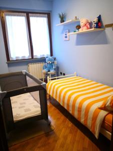 een kleine slaapkamer met een bed en een raam bij Guest House Felice - VDA Verrès 0008 in Verrès