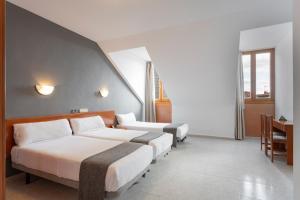 Łóżko lub łóżka w pokoju w obiekcie Hotel Alda Ciudad de Toro