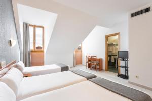 Łóżko lub łóżka w pokoju w obiekcie Hotel Alda Ciudad de Toro
