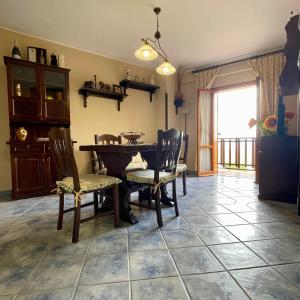 a dining room with a table and chairs at Residence Horizonte Roccaraso in Roccaraso