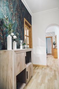een woonkamer met een houten kast en een muur bij Ponte Dena in Pontevedra
