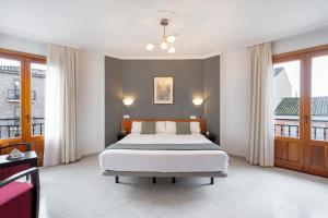 um quarto com uma cama e uma varanda em Hotel Alda Ciudad de Toro em Toro