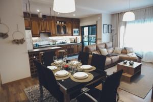 een keuken en een woonkamer met een tafel en stoelen bij Ponte Dena in Pontevedra