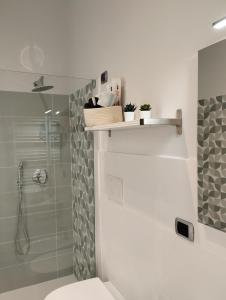 A bathroom at 111 ColaDiRienzo Rooms - by AD Roma