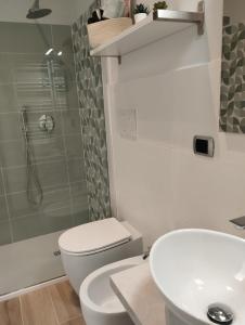 A bathroom at 111 ColaDiRienzo Rooms - by AD Roma