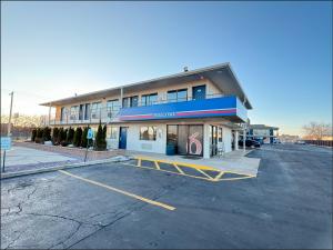 an empty parking lot in front of a building at Motel 6-Janesville, WI in Janesville