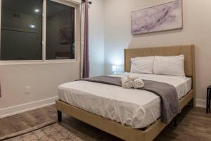 um quarto com uma cama com duas toalhas em City Explorer's Dream - 3BR Gem with WiFi+Laundry em Filadélfia