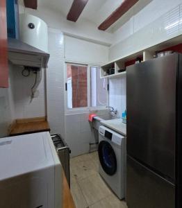 uma cozinha com um frigorífico e uma máquina de lavar roupa em MOOD City Center em Valência