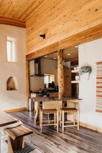 Η κουζίνα ή μικρή κουζίνα στο Adobe-Style Retreat - Game Room - 8 Mins to Breck