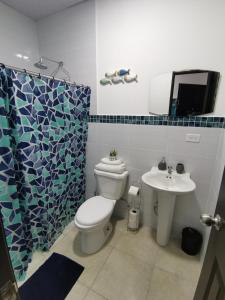 een badkamer met een toilet en een wastafel bij Apartamento full en David, Chiriquí. 