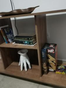 a book shelf with books and a toy in it at Apartamento full en David, Chiriquí. 