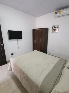 A bed or beds in a room at Apartamento full en David, Chiriquí.