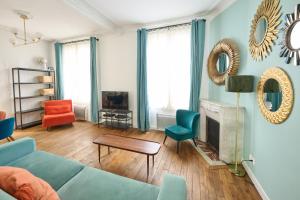 - un salon avec un canapé bleu et des chaises dans l'établissement Très cosy 45m2, proche du parc des expositions, à Paris