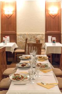 P4W Hotel Residence Szombathely italokat is kínál